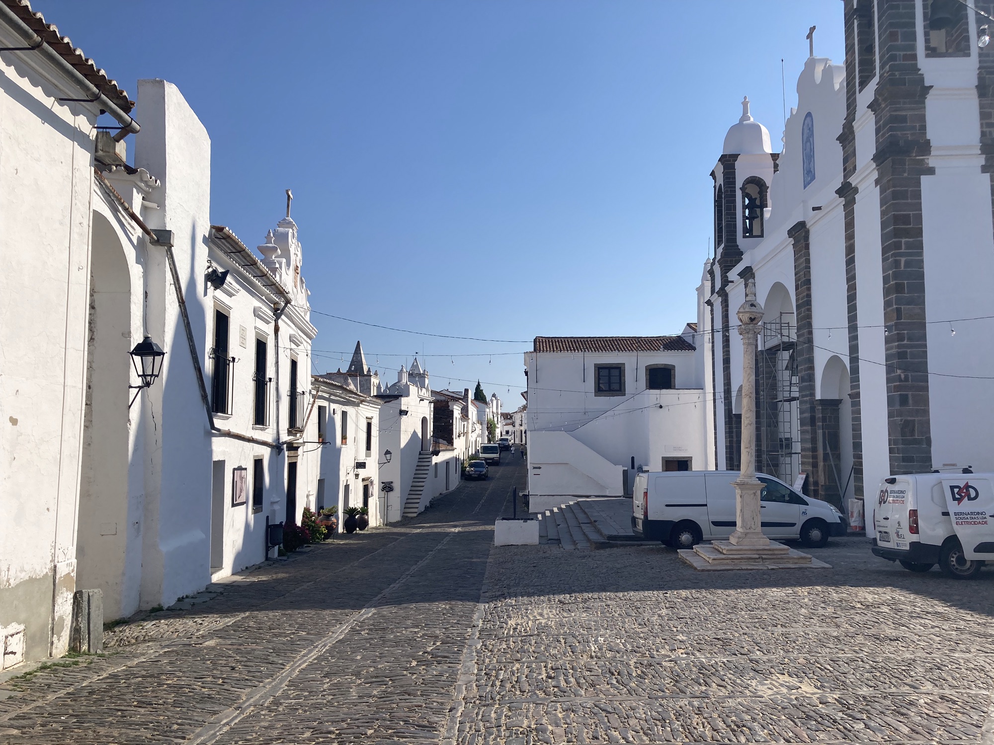 Smalle hoofdstraat van Monsaraz met witte huizen
