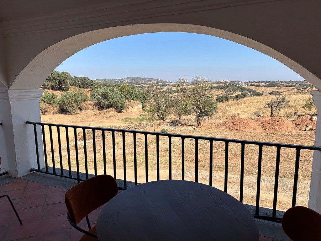 Alentjeo landschap gezien door boogvenster van het Convento da Orada