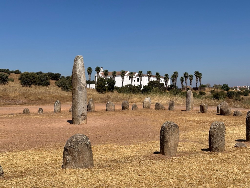 Twee grote menhirs en vele kleine: de Xerex Cromlech, Monsaraz