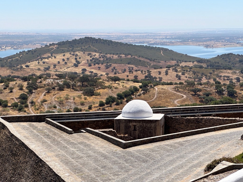 Vierkant gebouw met wit koepeltje in het midden in Monsaraz, Alentejo