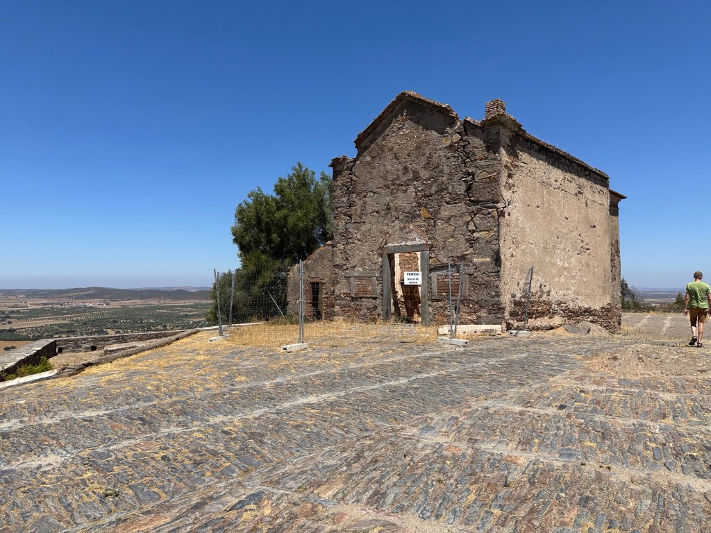 Ruïne van huis op groot plein aan de rand van Monsaraz, Alentejo