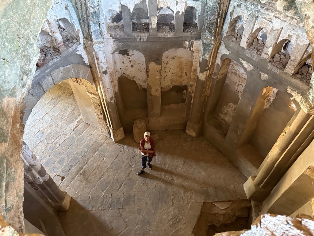 Ermida de Santa Caterina de Monsaraz: vanop de plafondgalerij binnen naar beneden kijkend