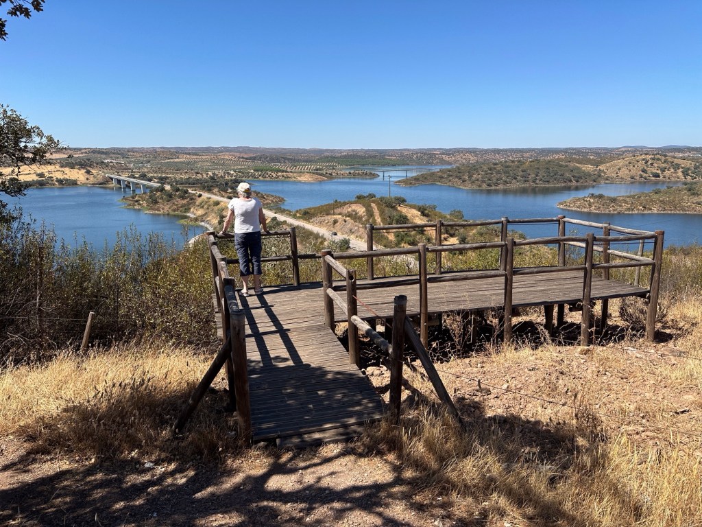 Toeriste op houten uitkijk-platform van de Miradouro Alqueva