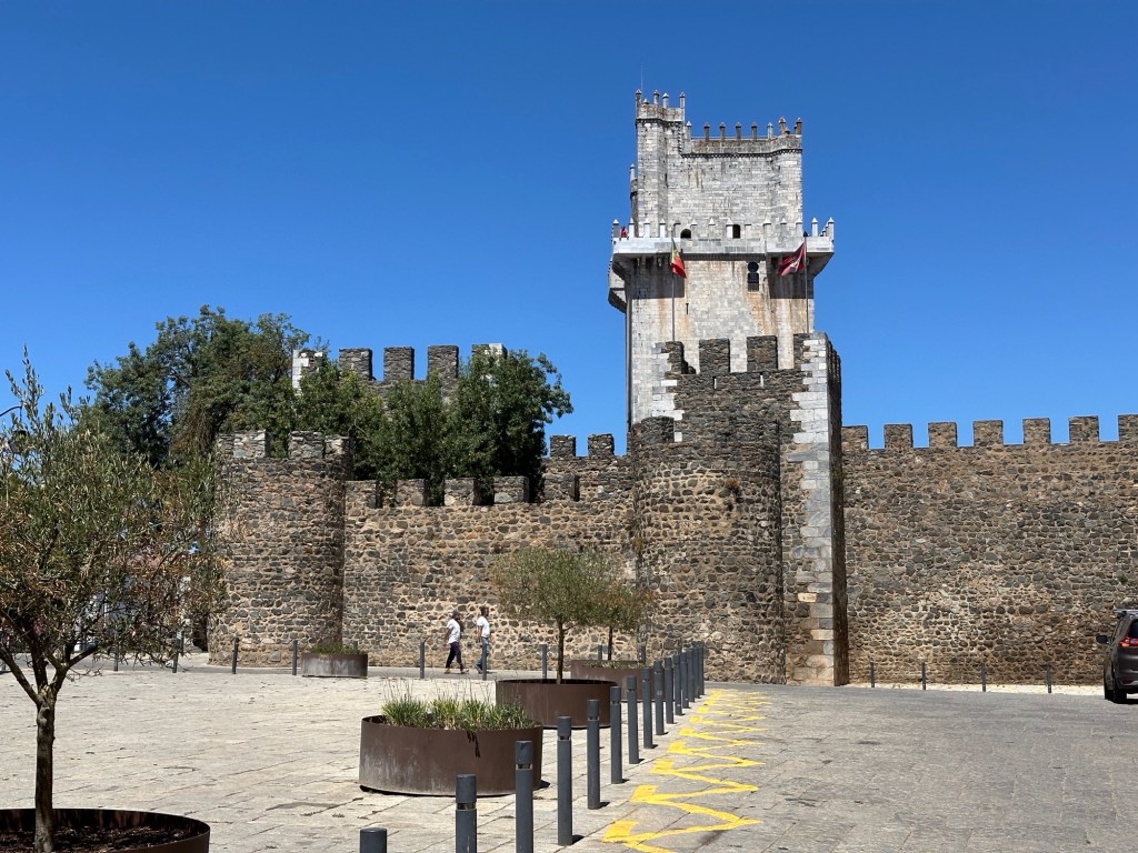 Kanteel-muren en gotische verdedigingstoren van het kasteel van Beja