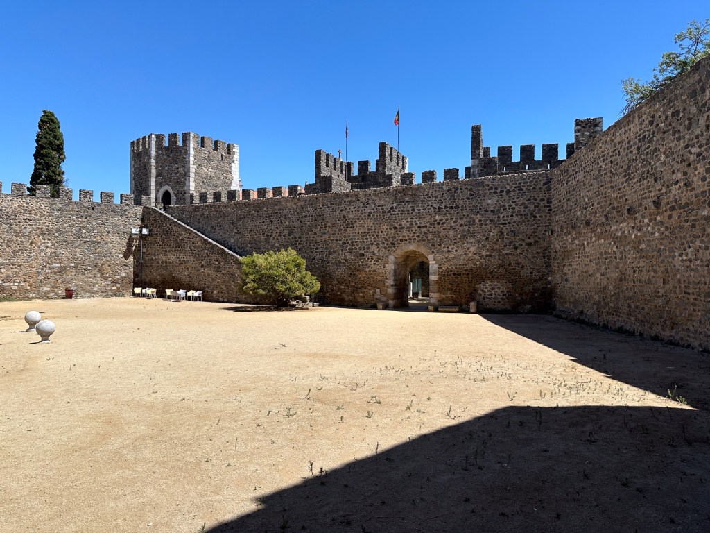Binnenplaats van kasteel met kantelen in Beja