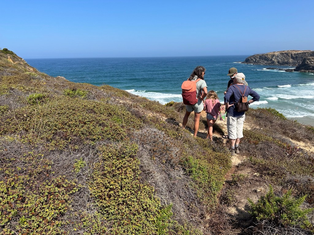 Vier toeristen op de Rota Vicentina, Zambujeira.