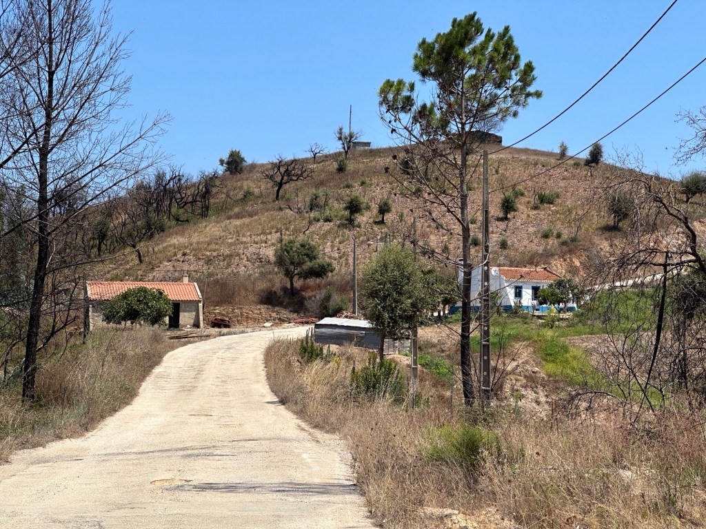 Huisjes van Zambujeira de Cima tussen heuvels
