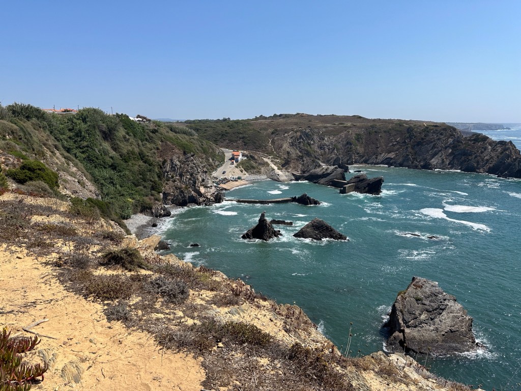 Baai met zandweg op rotsen langs de Rota Vicentina