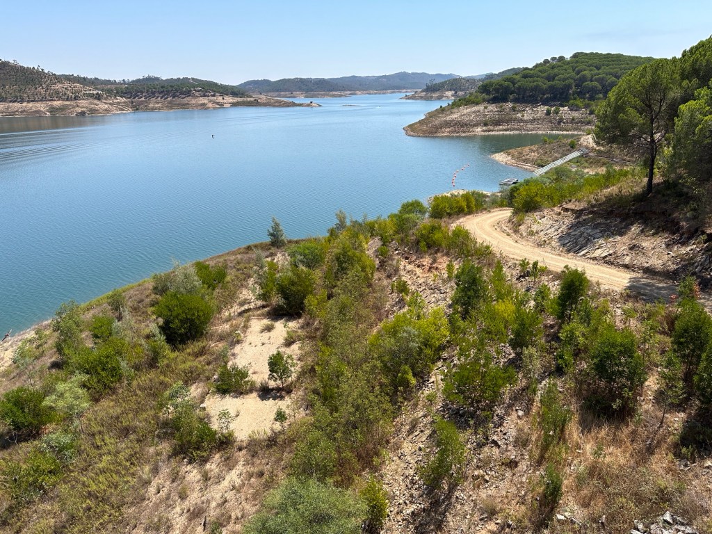 Stuwmeer - de Barragem de Santa Clara - met bomen op de hellingen 