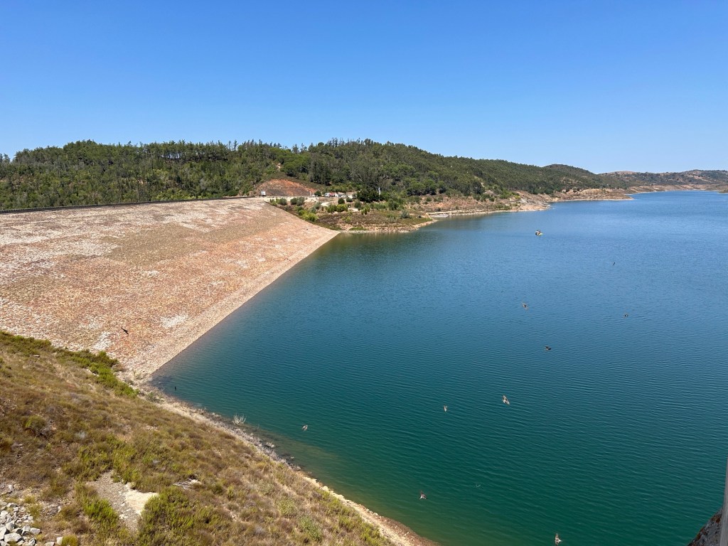 Betonnen dam en blauw water: de Barragem de Santa Clara