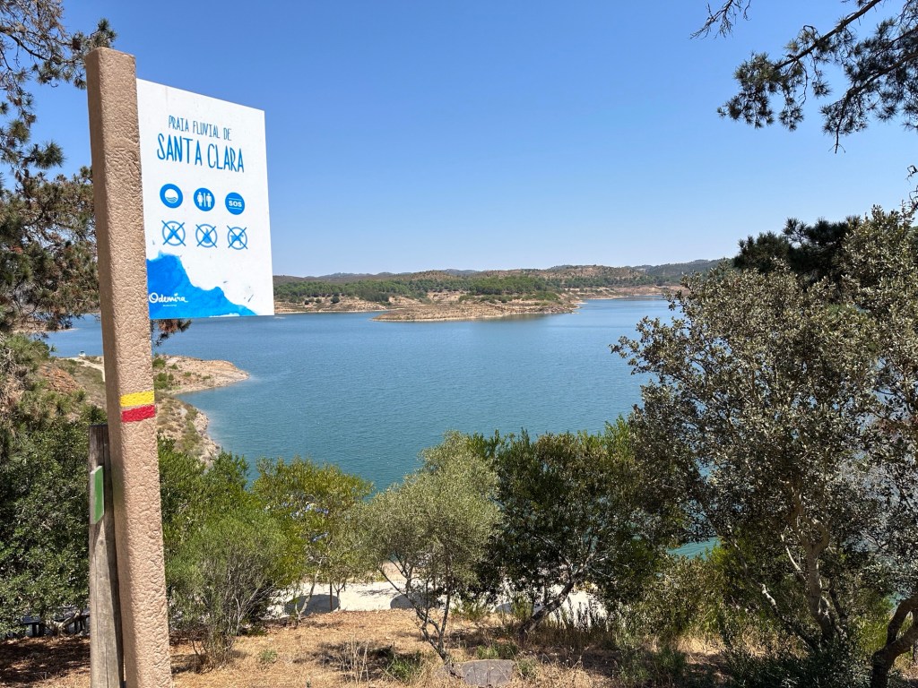 Blauw stuwmeer tussen bomen: de Barragem de Santa Clara