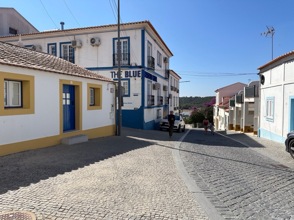 Kasseistraatje met witte huizen in Villanova de Milfontes