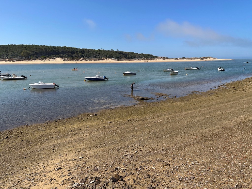 Baai met bootjes en zandstrand in Villanova de Milfontes