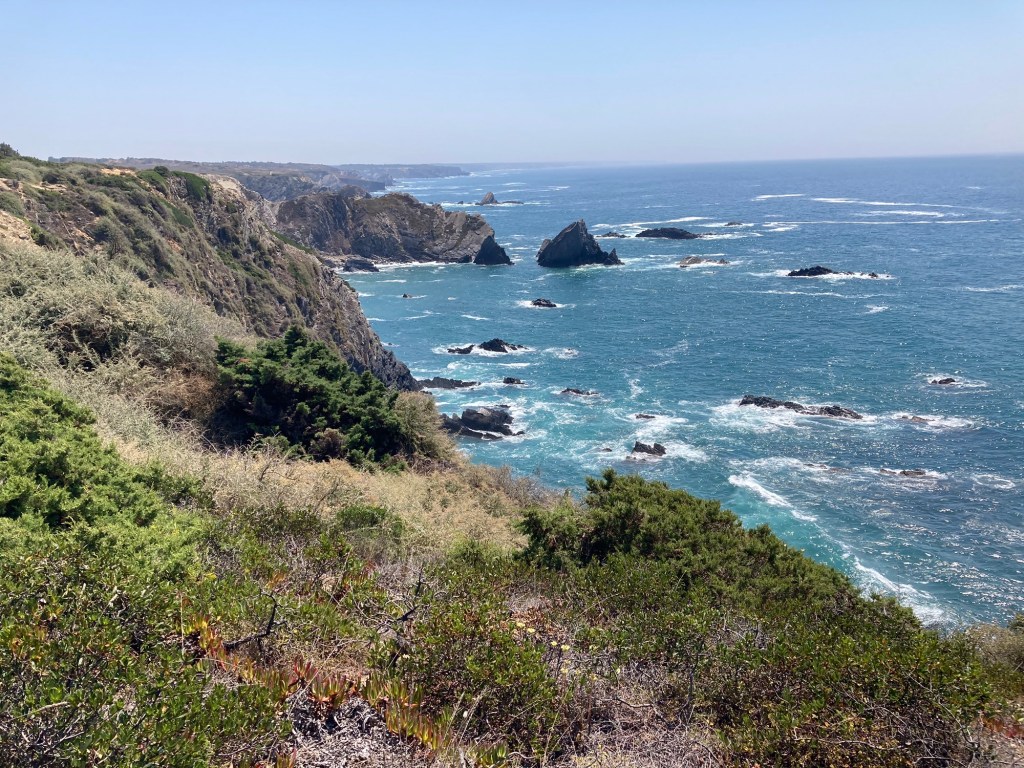 Vergezicht over de rotsachtige kustlijn van de Rota Vicentina