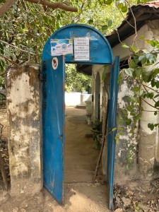 Small blauw toegangspoortje tot de Snake Farm in Kartong