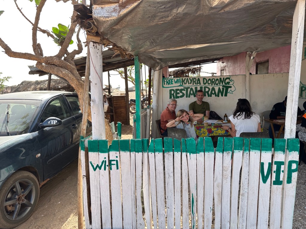 Toeristen drinken in primitief houten restaurant
