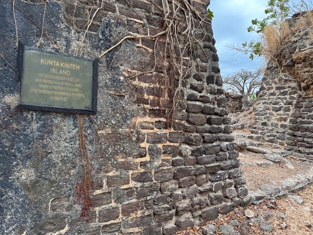 Stenen muurtjes, ingang van Kunta Kinte eiland ruïnes 
