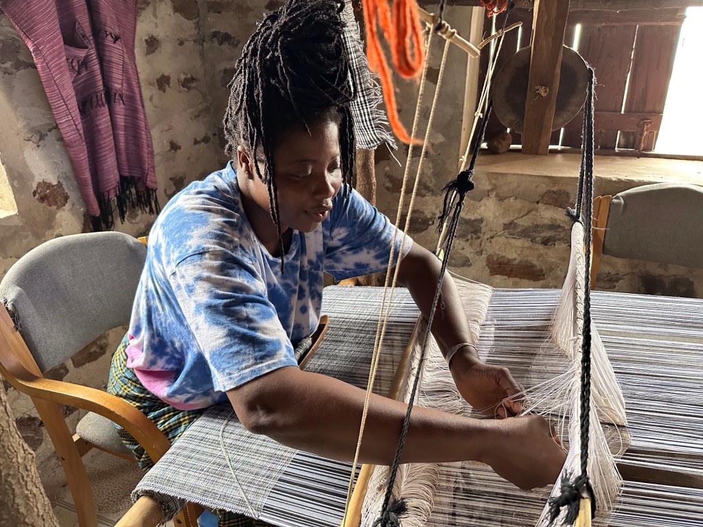 Vrouw aan traditioneel weefgetouw 