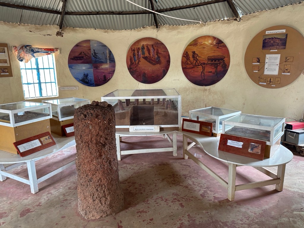 Interieur Wassu museum met menhir in het midden