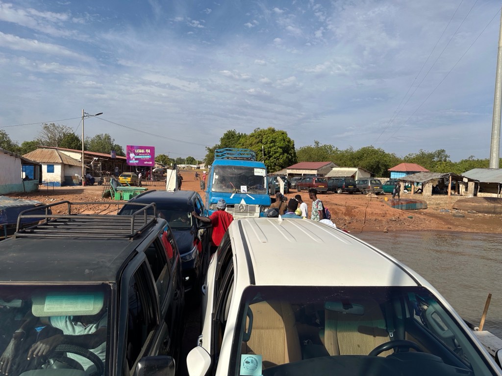 Auto’s op de Bansang ferry