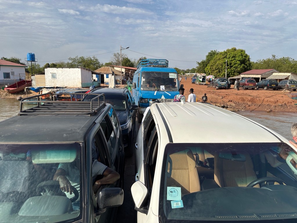 Op elkaar gepakte auto’s op de Bansang ferry