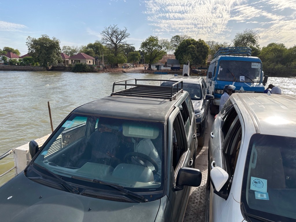 Bansang ferry vol auto’s op de rivier