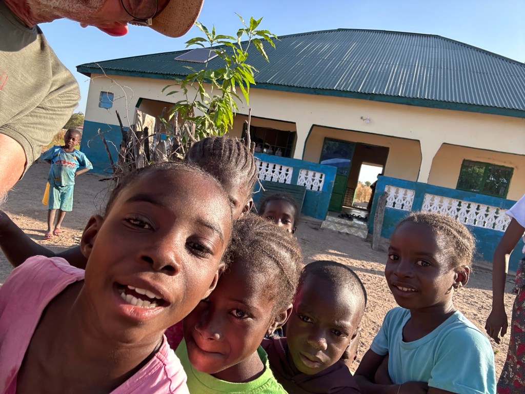 Zwarte kinderen verdringen zich voor de camera