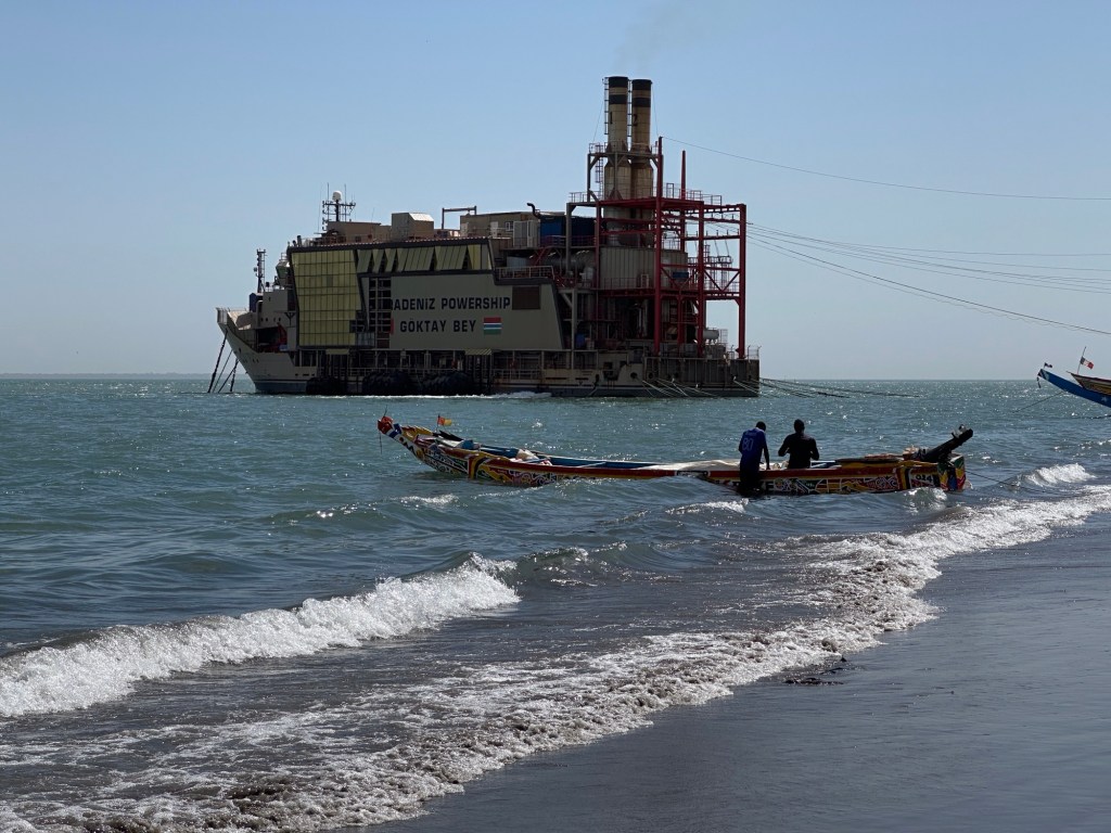 Grote Turkse elektriciteitsboot met traditioneel bootje er voor