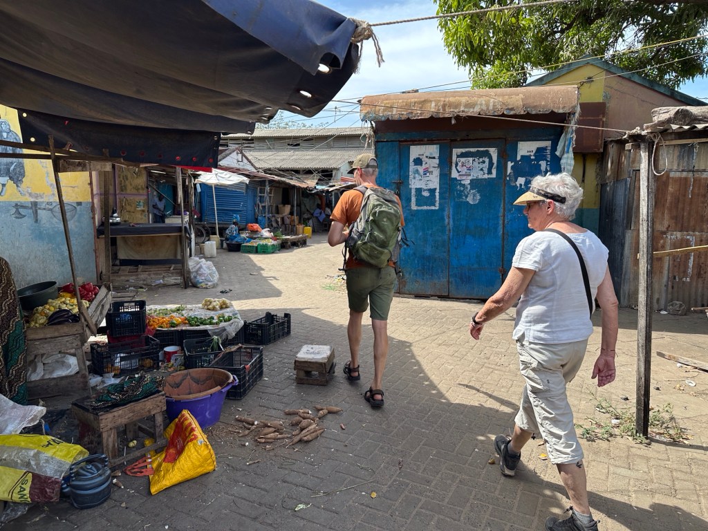 Twee toeristen in de nauwe straatjes van Albert Market. 
