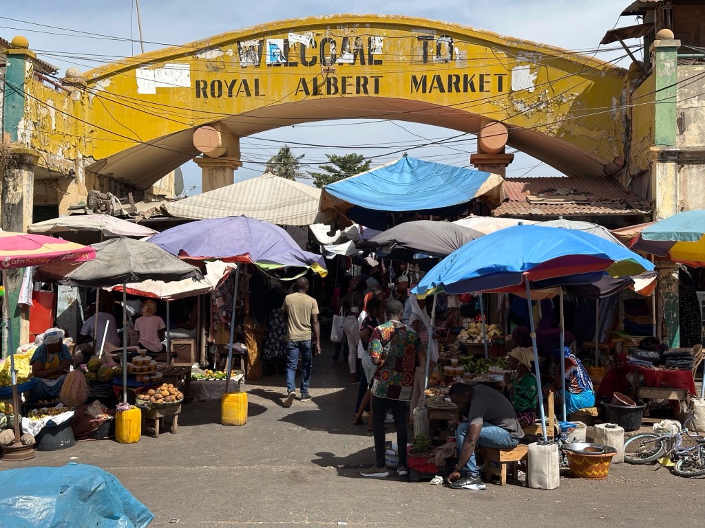 Marktkraampjes voor de boogingang van Albert Market. 