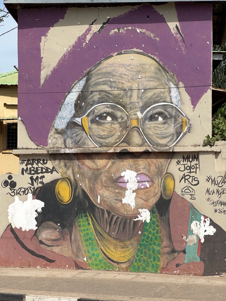Muurschildering van oude vrouw met bril door Munjolof