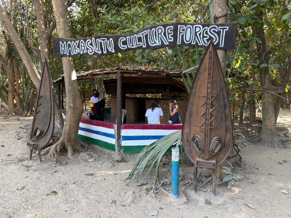 Receptie van Makasutu: houten hutje met Afrikaanse schilden in jungle