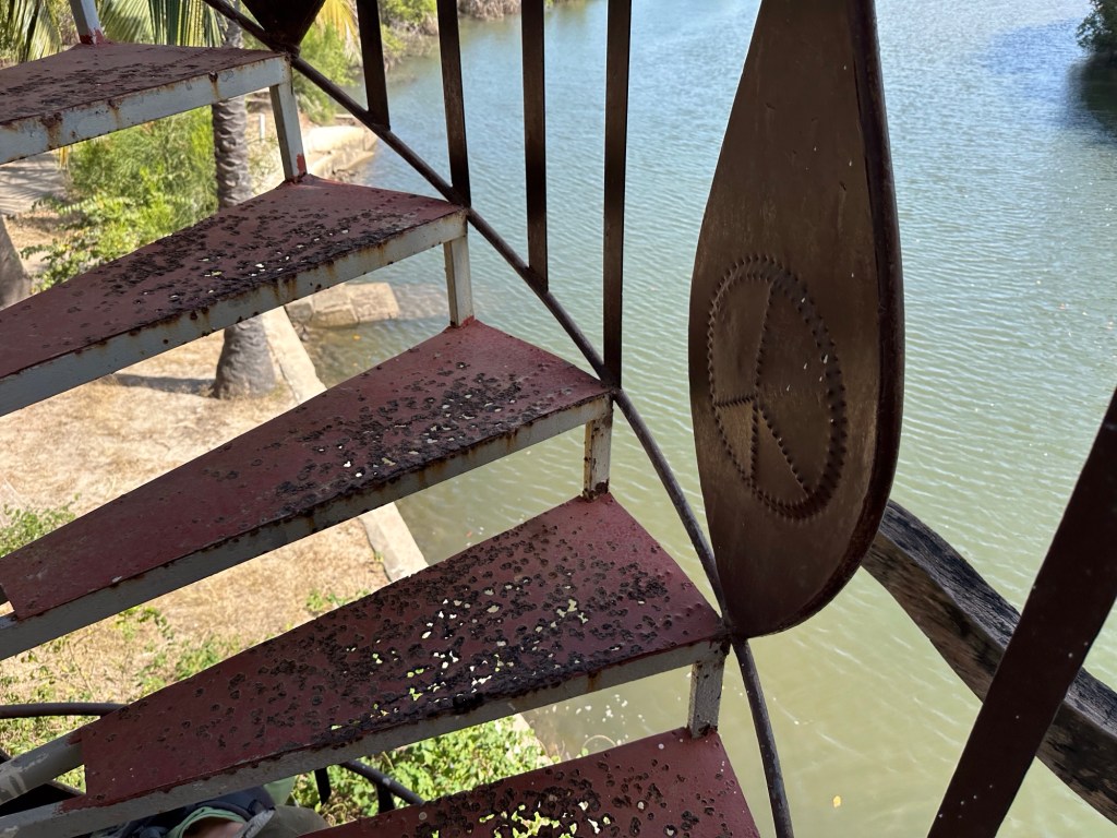 Oude verroeste trap op de uitijktoren van Makasutu