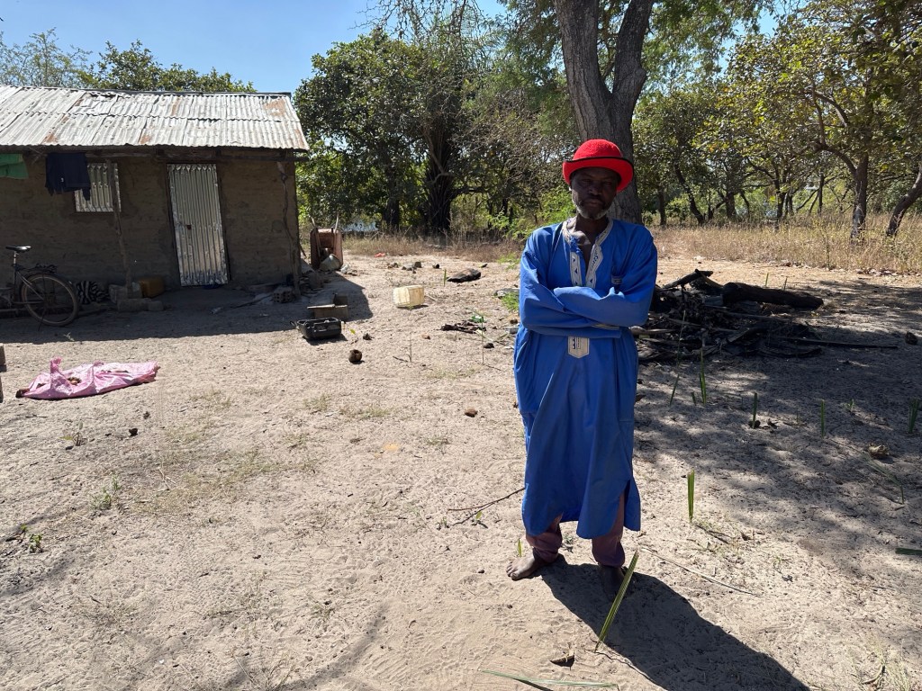 Een marabou met rode muts en blauw kleed in Makasutu