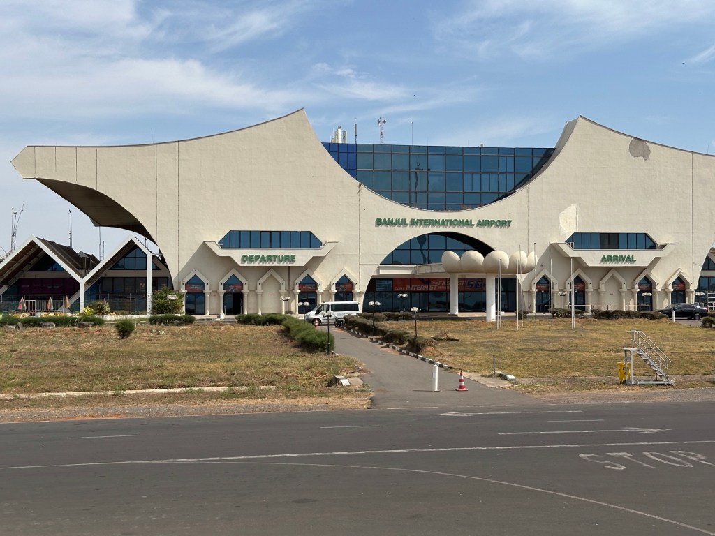 Kleine, beige luchthaven gebouw van Banjul