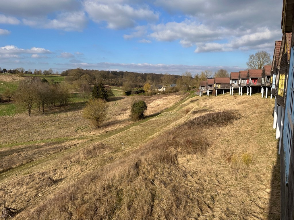 Groen bruine vallei van Domaine du Val met rij vakantihuisjes rechts