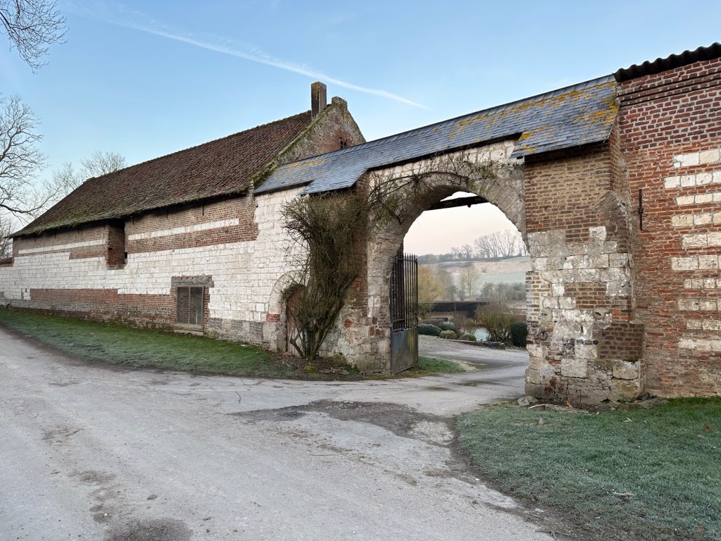 Monumentale ingangspoort van oude boerderij