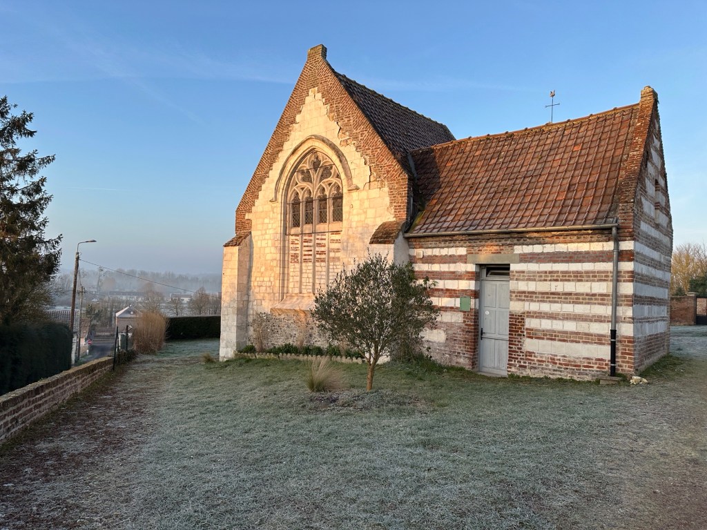 Kerkje van Grand-Laviers met witte banden zandsteen in gevel