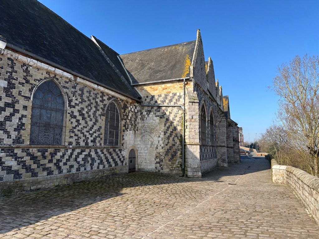 Saint-Martin kerk met muren in dambord structuur
