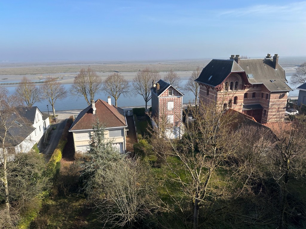 Oude huizen langs de Somme van boven af gezien