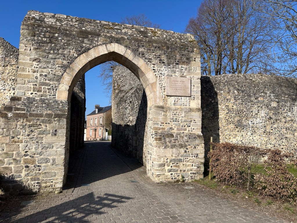 Oude stadspoort, porte Jeanne d’Arc met straatje dat er door loopt