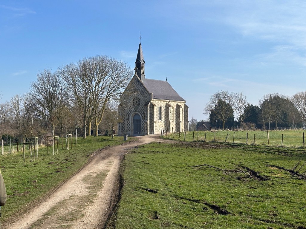 Kapelletje Saint-Valéry met bomen en grasveld