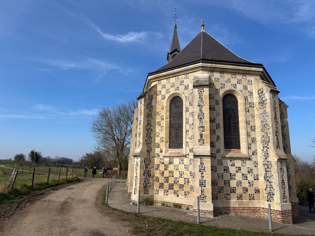Achtergevel van de chapelle Daint-Valéry, dambord structuur met witte en bruine tegels