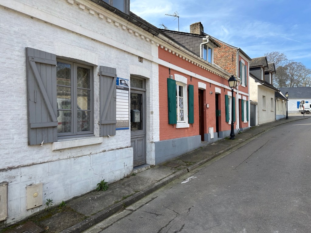 Oud straatje met huisjes in verschillende kleuren
