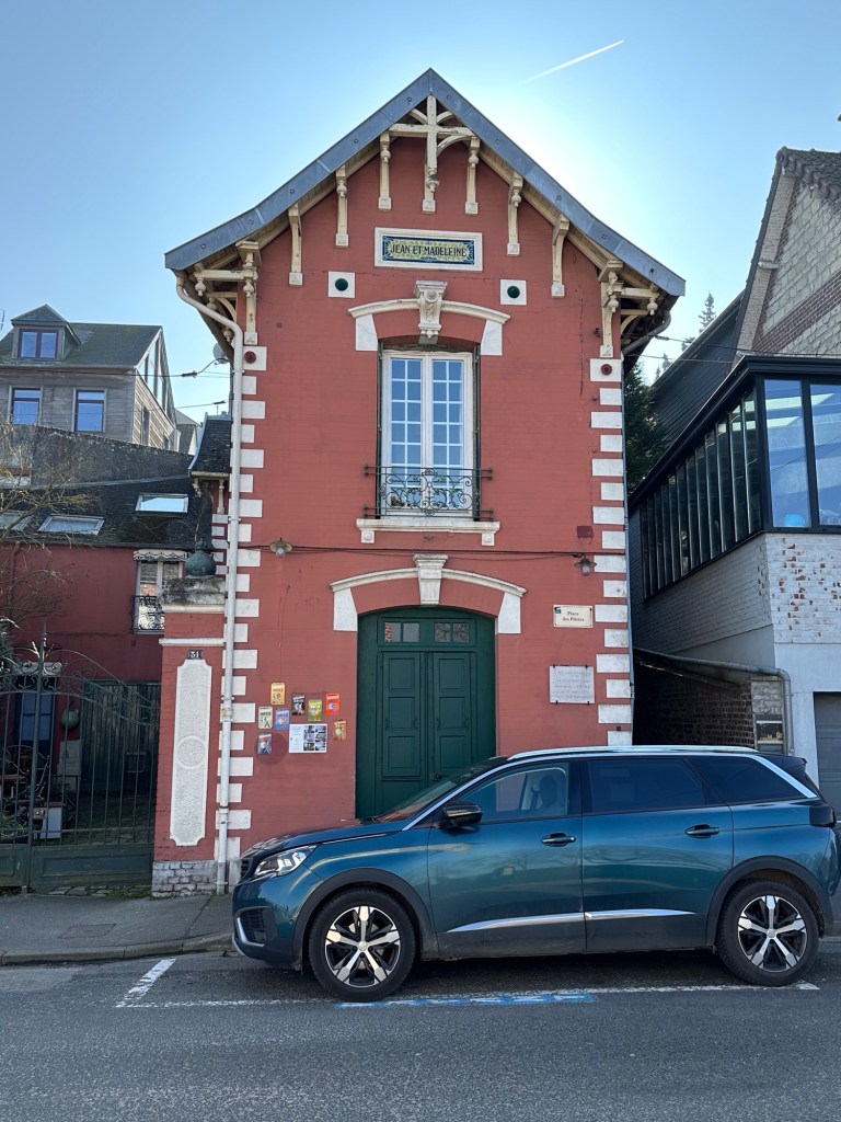Huis in rode baksteen langs strandboulevard