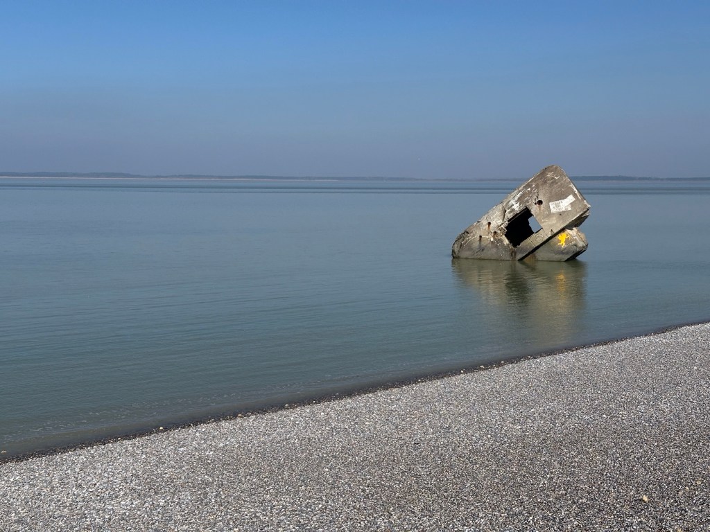Bunker in de baai van de Somme bij vloed