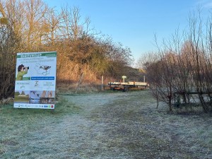Réserve Ornitholoqiue Baie de Somme Grand Laviers: ingang in het groen met groot infobord
