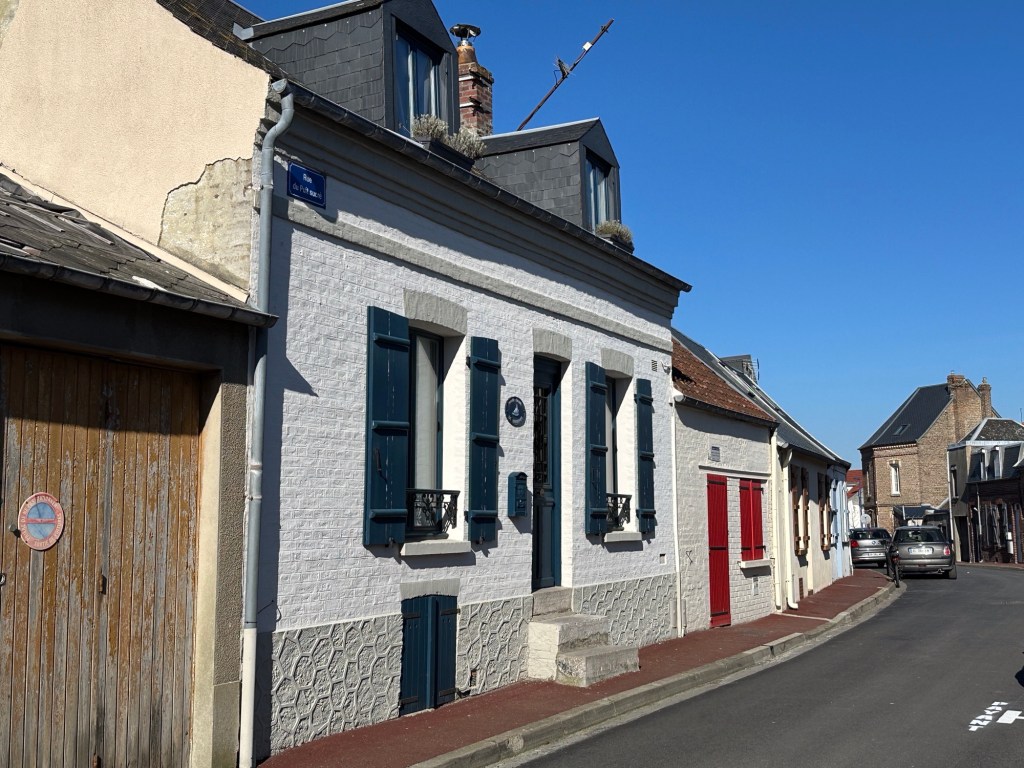 Straat in Le Crotoy met witte huizen