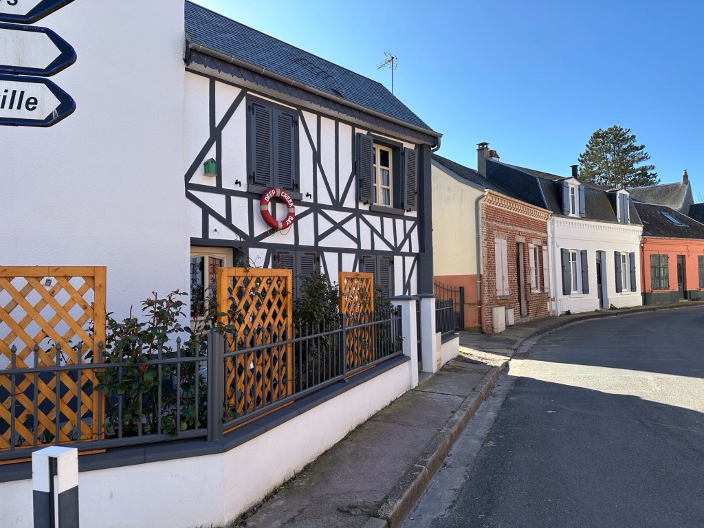 Straatje in Le Crotoy met huizen in verschillende kleuren