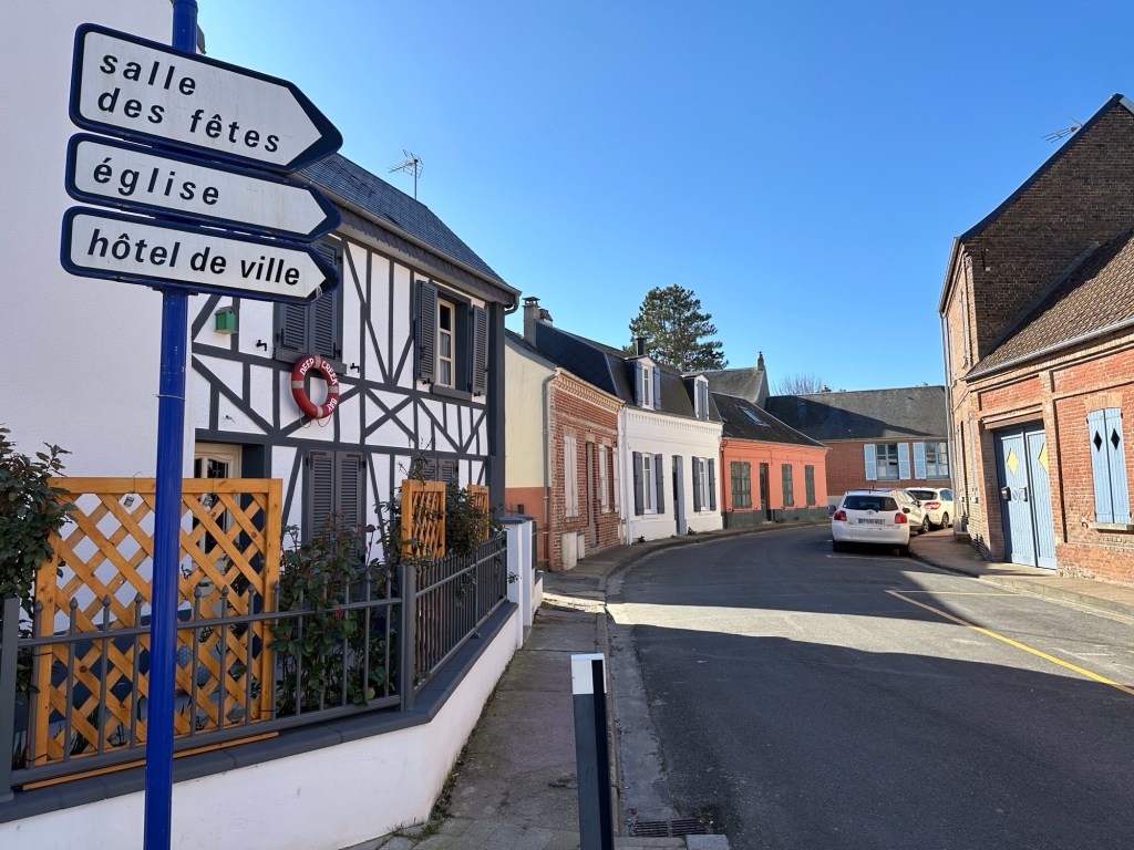 Straatje met wegwijzers in Le Crotoy